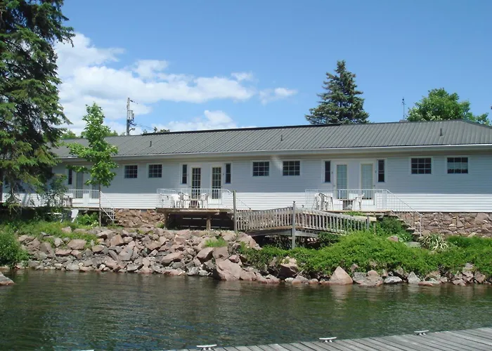 Boathouse Country Inn