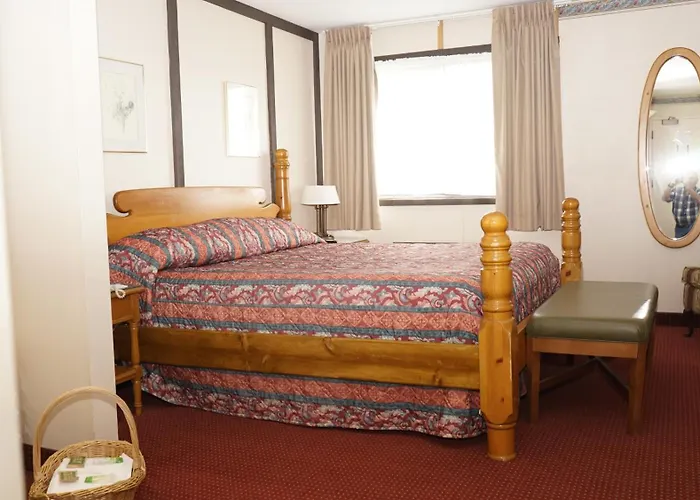 Mcintosh Country Inn & Conference Centre