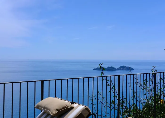 De Vivo Realty - Villa Stone Positano