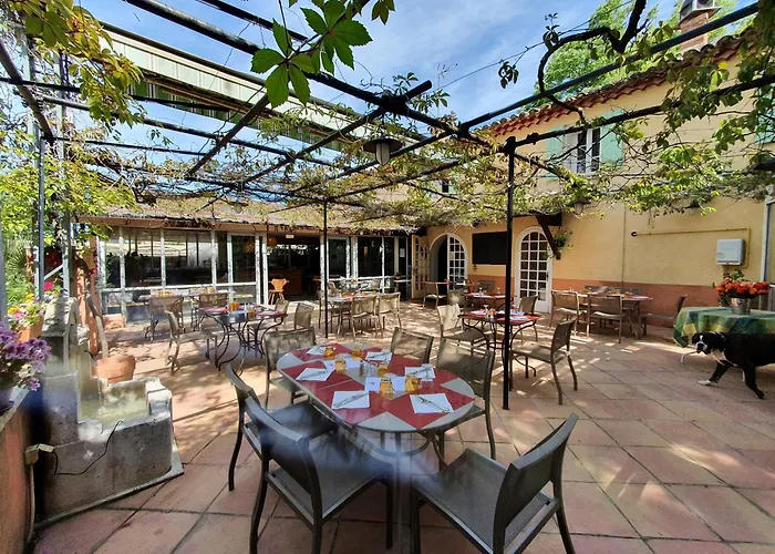 Logis Hotel Le Chene Vert