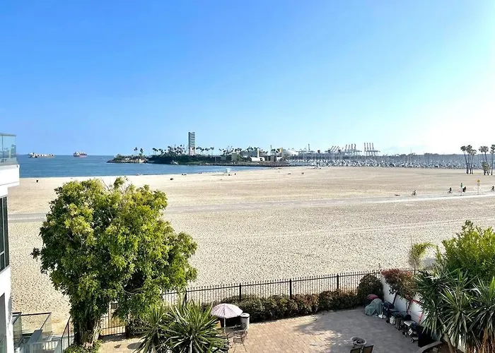 Beautiful Bright Condo Steps Away From The Beach