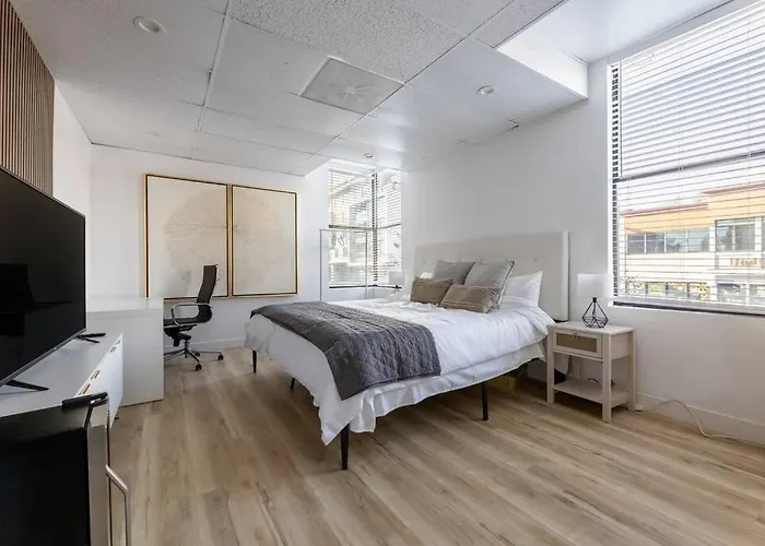 Corner View King Bed Room Center Of Pasadena