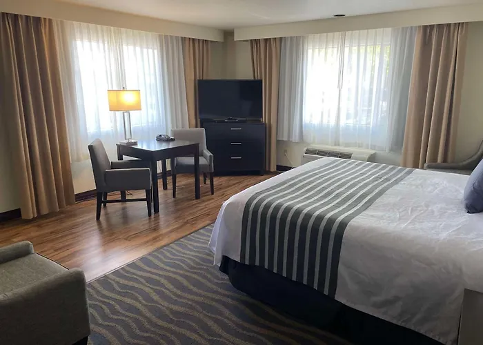 Best Western Plus Edmonds Harbor Inn