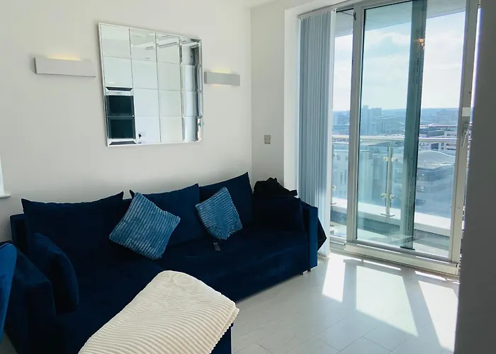 Award Winner Of 2026 &2025 Traveller & Best Guest Rated Apartment, Two Bedroom, #1 Leeds City Centres Most Central Location, Great 180 Degree Views,Balcony , Parking Onsite, Netflix & Wifi