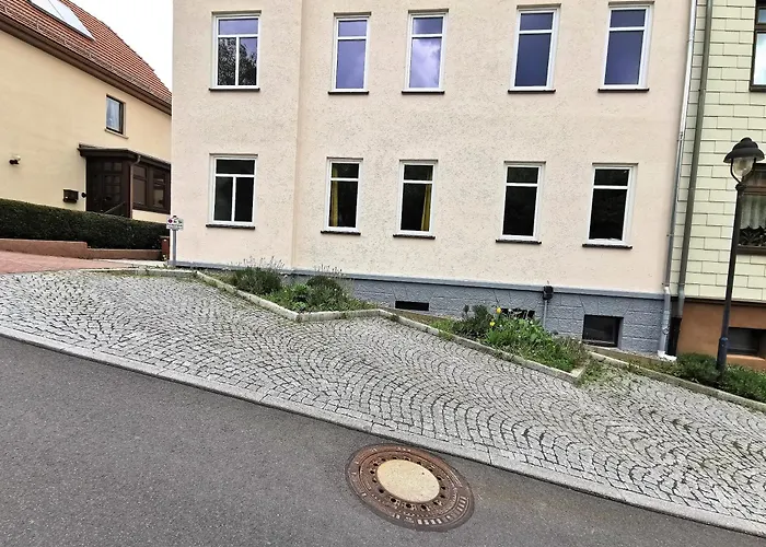 Bohnapartments: Stadtblick Zechenhaus mit Balkon und Parkplatz