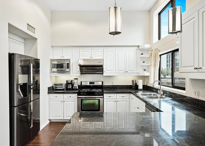 Ultimate La Vacation 2Br W Pool Above Shops