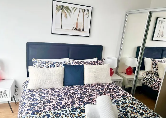 Spacious Urban Gem Apartment With Parking