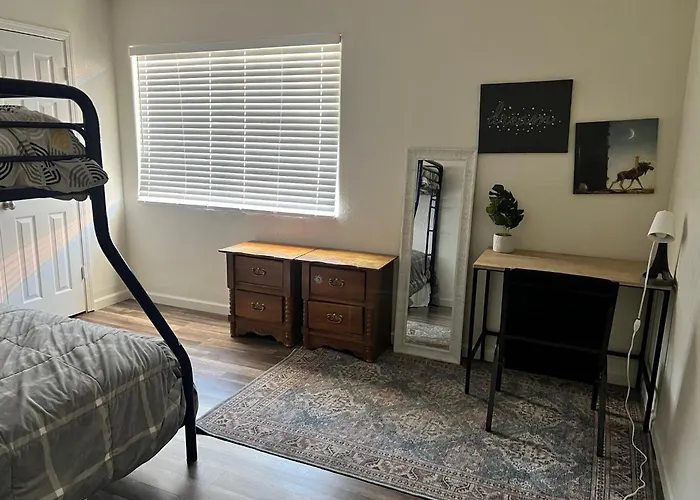 Peaceful 2Bed,1Bath Condo With Free Parking All Yours To Enjoy