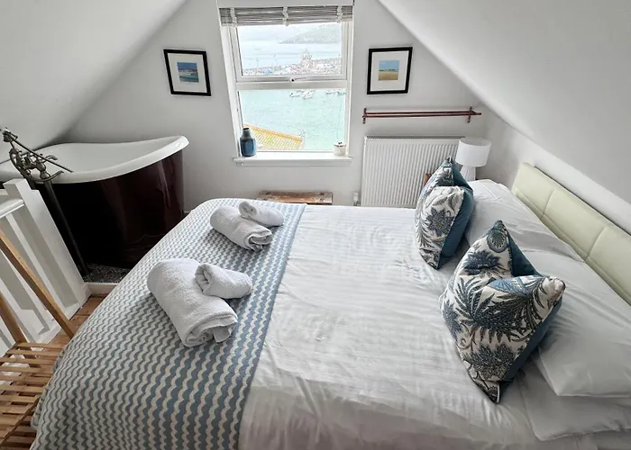 Smugglers Hideaway: Charming Fisherman's Cottage with Harbour View