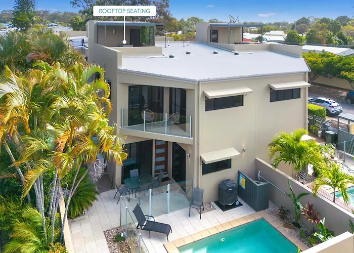 'Bay View' With Pool And Rooftop Entertaining Area