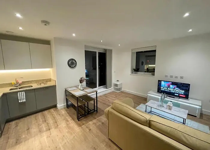 2Br 2Ba Top Floor Penthouse Apartment In Rg2 - Ideal For Business Travellers & Contractors, Free Parking & Sleeps Up To 6