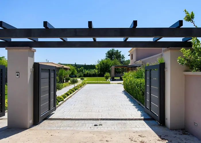 Villa Black White Dassia