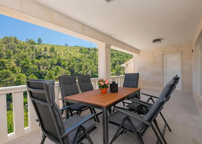Awesome Home In Pucisca With House Sea View