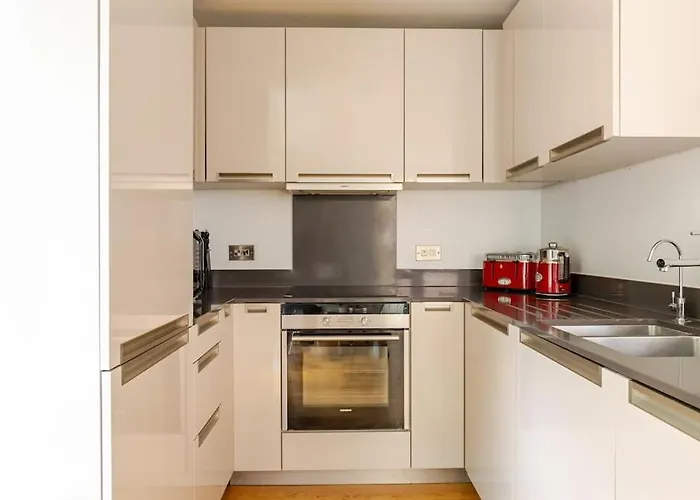 Modern City Centre House With Free Parking