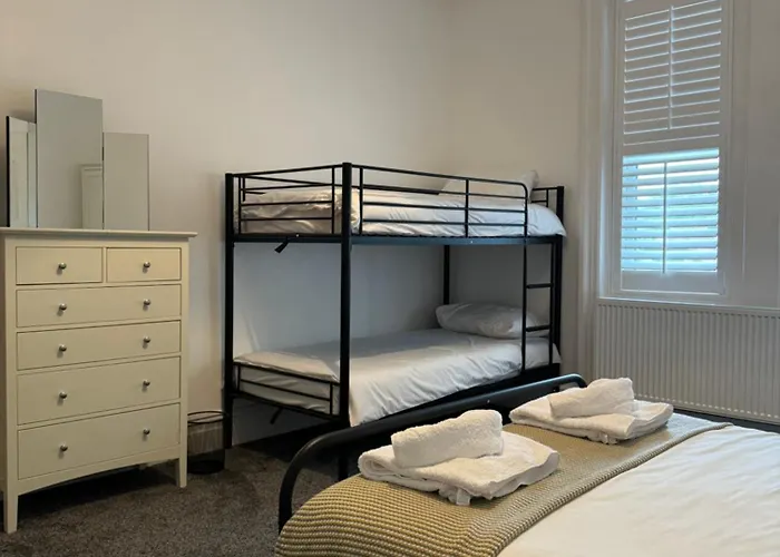 Spacious Victorian Birkdale Apartment With Garden