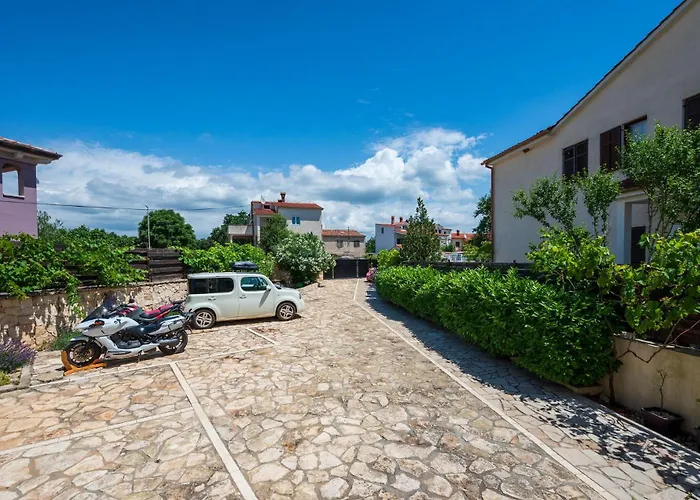 Beautiful Apartment In Peroj With House Sea View