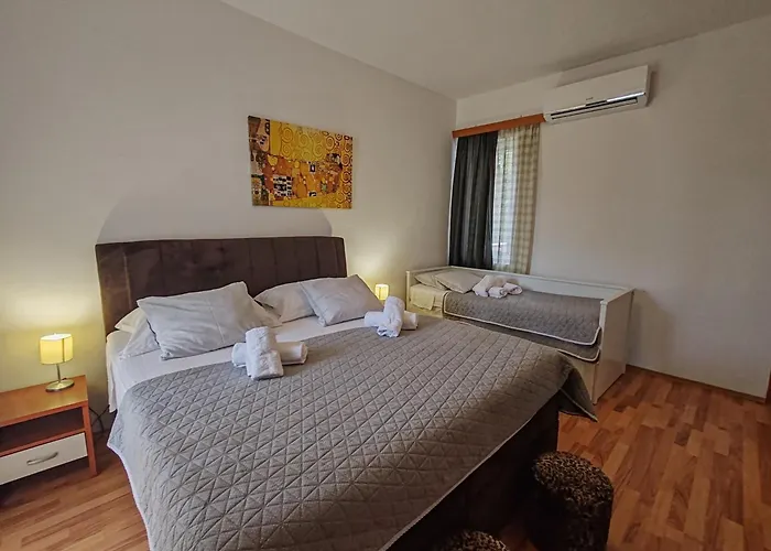 Apartments And Pansion M&R