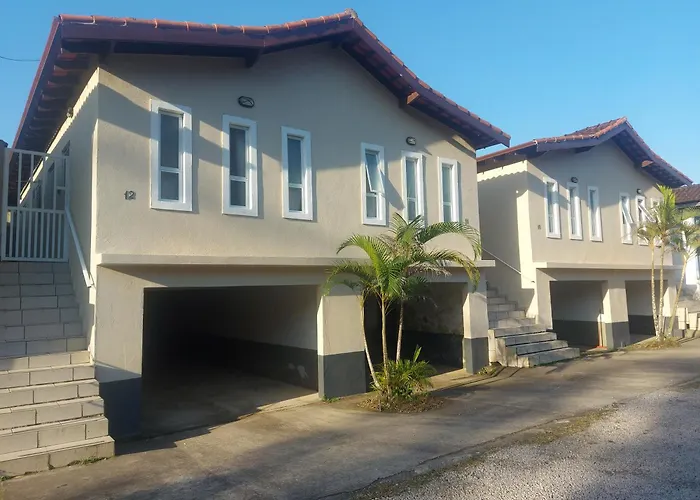 Casas em Condomínio próximo da praia com 2 dormitórios, churrasqueira e 3 vagas de garagem
