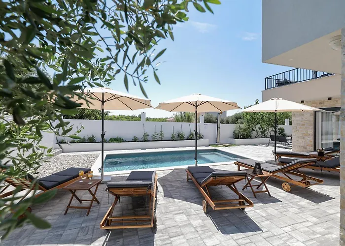 Crowonder Villa Bura With Heated Swimming Pool And Jacuzzi