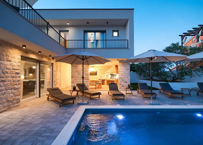 Crowonder Villa Bura With Heated Swimming Pool And Jacuzzi