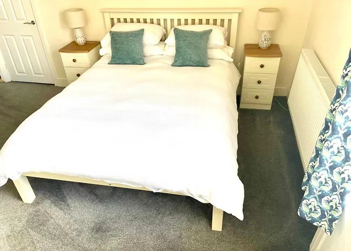 Town Centre Apartment Perfect Location With On-Street Parking