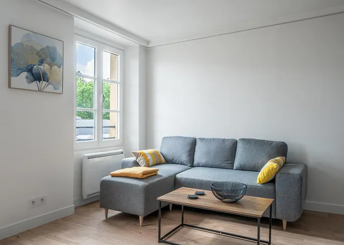 Le Versailles Soleil Classe 3 Etoiles Charme & Vue Chapelle Royale
