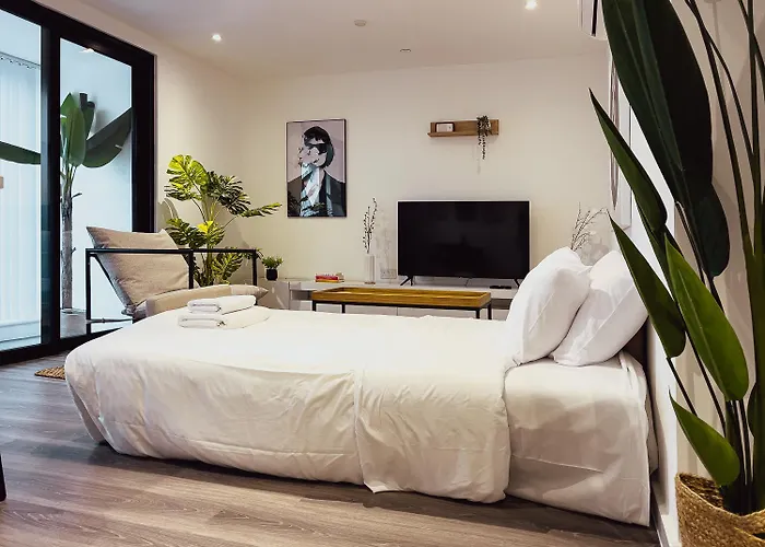 Modern 1-Bedroom Apartment Near Kew Gardens With Free Parking & Workspace