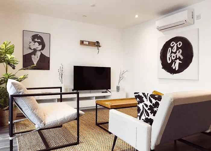 Modern 1-Bedroom Apartment Near Kew Gardens With Free Parking & Workspace