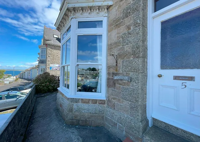 Henrys Sea View And Parking