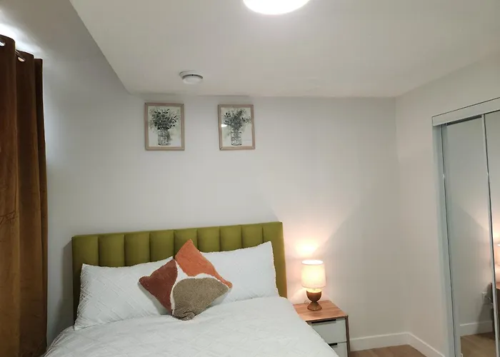 Brand New Deluxe 2 Bedroom Suite With Ac & Den