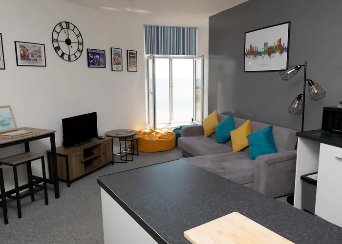 Lighthouse View: Seaside Retreat with Sky TV and Free Parking