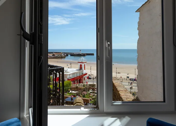 Lighthouse View: Seaside Retreat with Sky TV and Free Parking