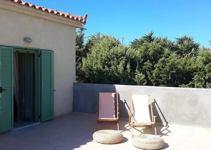Spacious Villa With View 10 Mins Walk To The Beach