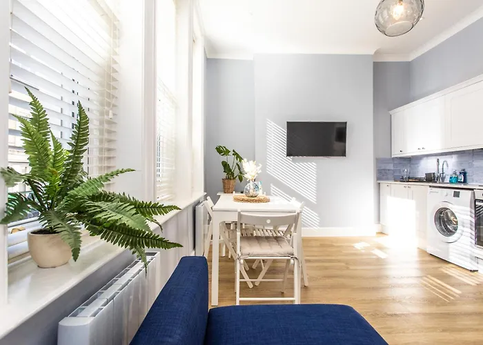 Verulum Apartments - 9 Mins Walk To The Beach - Beautifully Designed Luxury Town Centre Apartments By Coastline Retreats