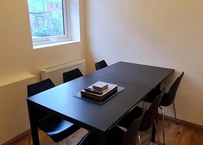 London Luxury 3 Bedroom Large Apartment, Aircon, Free Parking, Station 4 Mins Walk