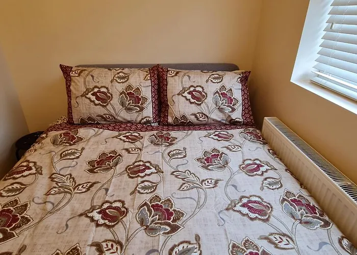 London Luxury 3 Bedroom Large Apartment, Aircon, Free Parking, Station 4 Mins Walk