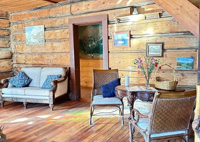 Rustic Beaverfoot Lodge Room N6
