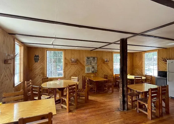 Rustic Beaverfoot Lodge Room N4