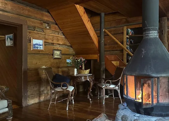 Rustic Beaverfoot Lodge Room N4