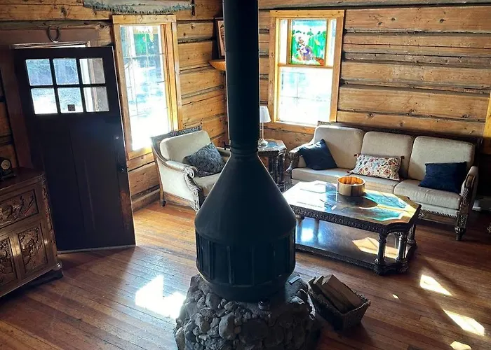 Rustic Beaverfoot Lodge Room N3