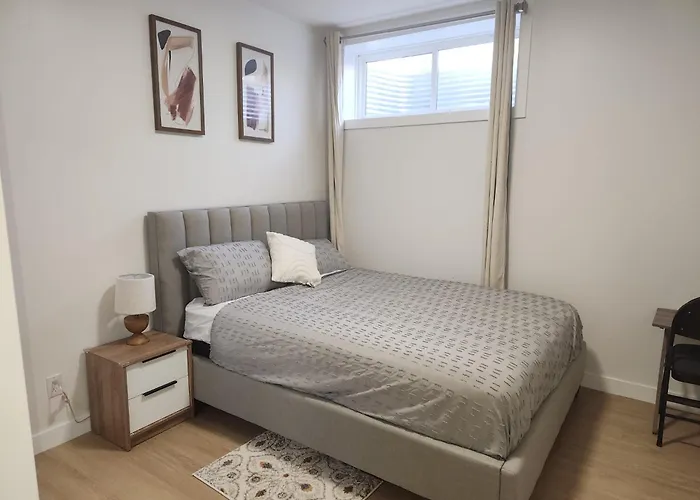 Brand New Deluxe 2 Bedroom Suite With Ac & Den