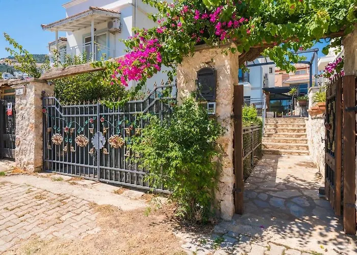 Kalkan Merkezde Havuzlu Apart
