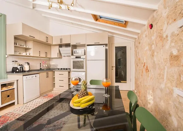 Kalkan Merkezde Havuzlu Apart