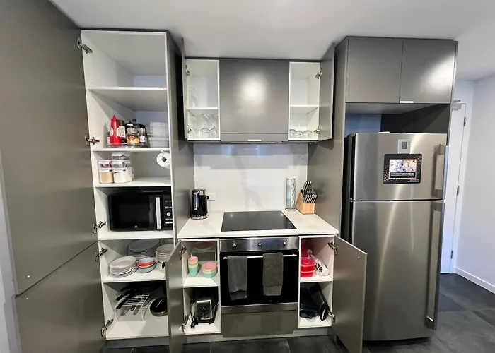 Midnight Luxe 2Br 2Bath 2Car 528 In The Heart Of Braddon Pool Sauna Gym Secure Parking Wifi Wine