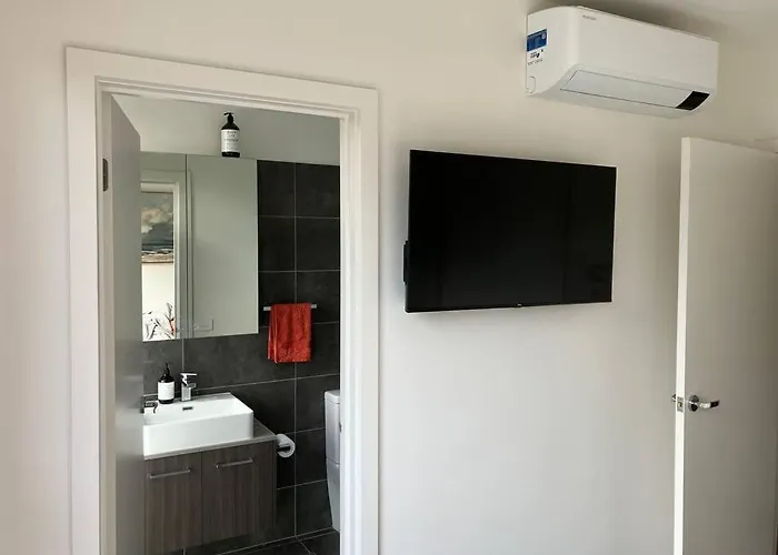 Private Room & Ensuite, In Hosted-Shared Modern 2 Bedroom Apartment - Full Use Of All Home Facilities