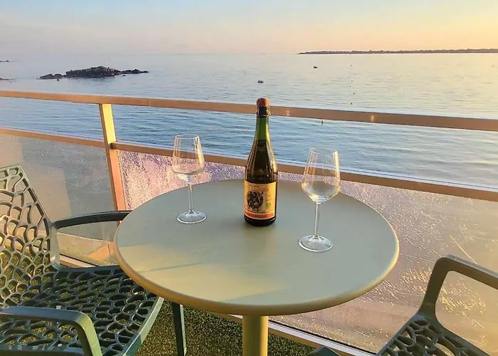 L'Iroizh Concarneau: Panoramic Sea View Studio with Beach Access