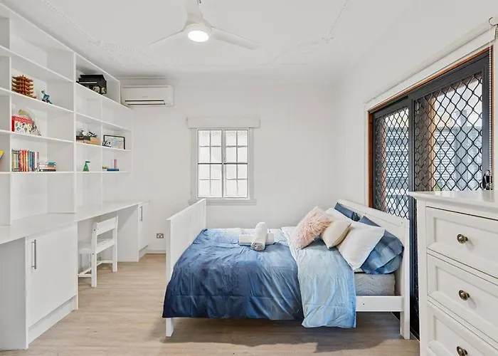Artistic Queenslander With Park Views - 5 Bedroom - Sleep 10