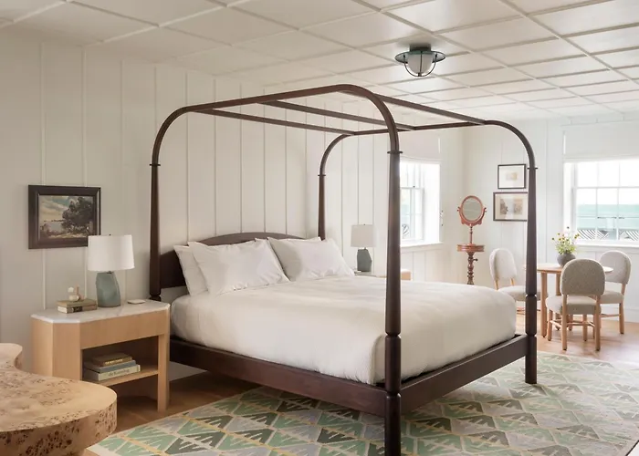 Canoe Place Inn & Cottages