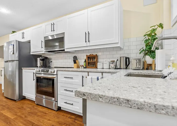 Elegant & Private Apartment - Short Walk From Downtown