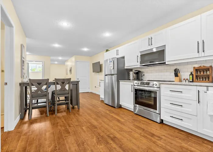 Elegant & Private Apartment - Short Walk From Downtown